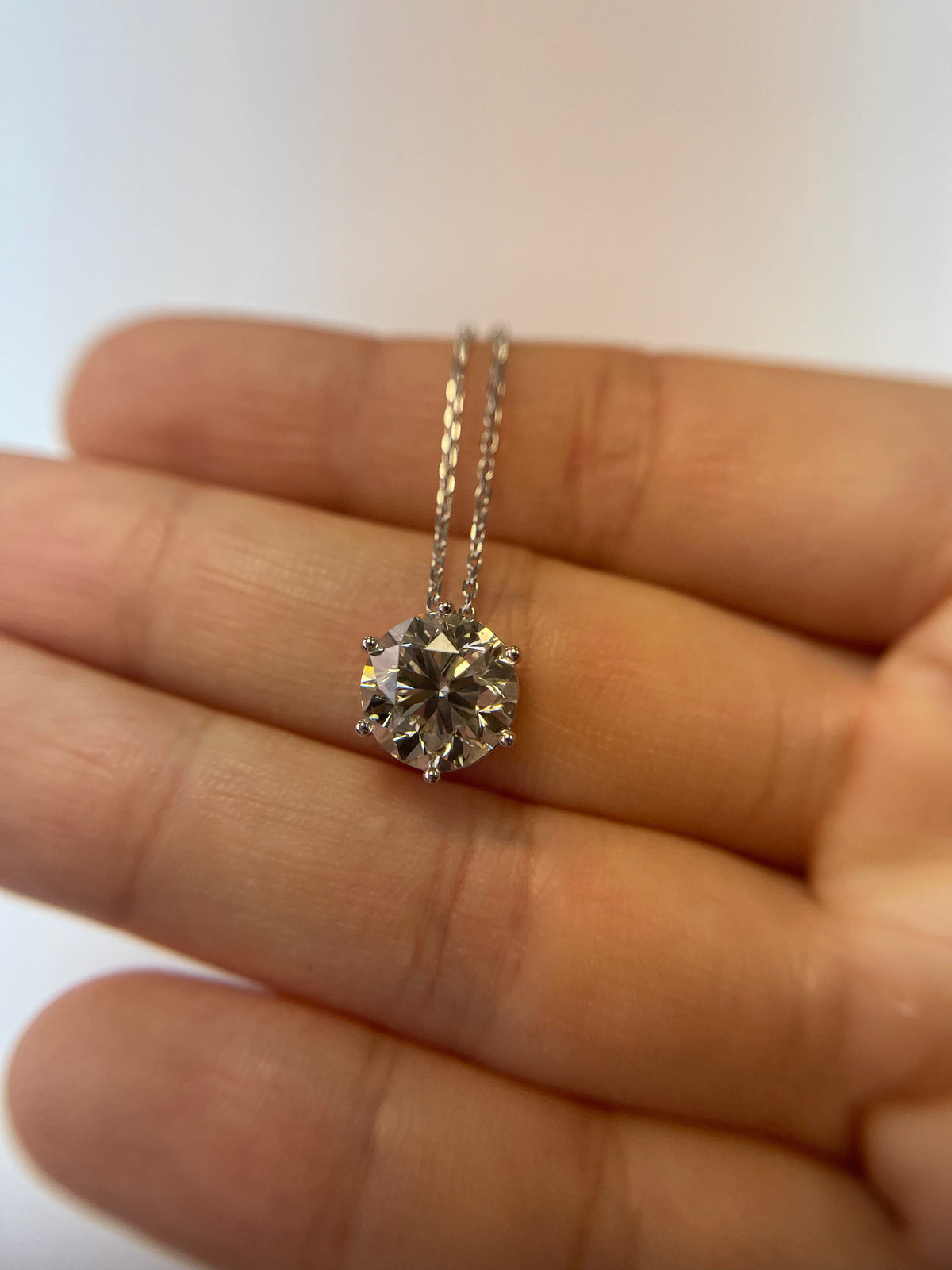 Round diamond pendent necklace