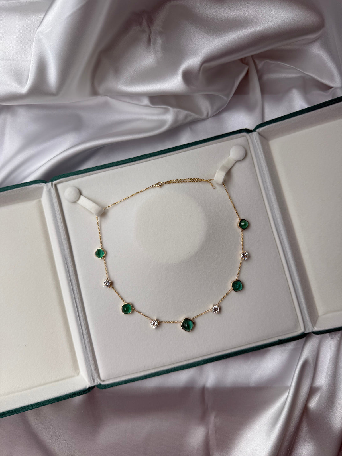 Diamond and sugarloaf emeralds necklace