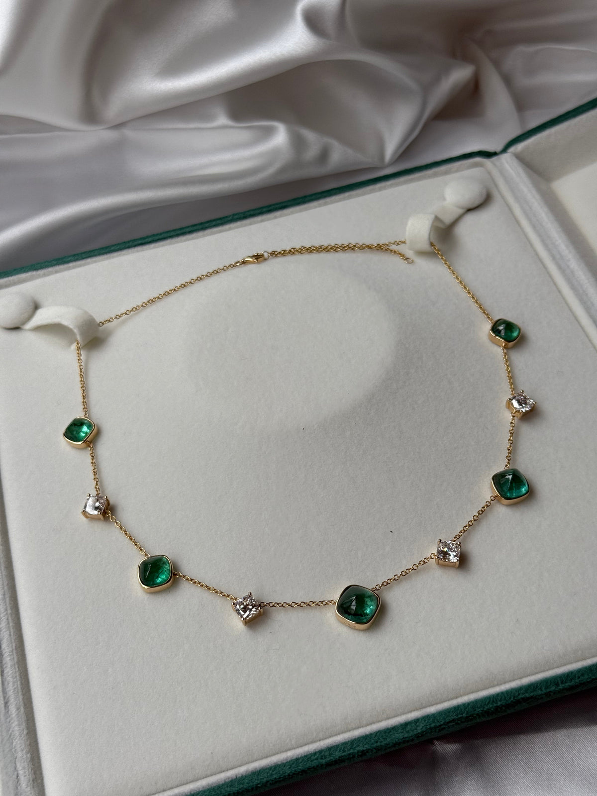 Diamond and sugarloaf emeralds necklace