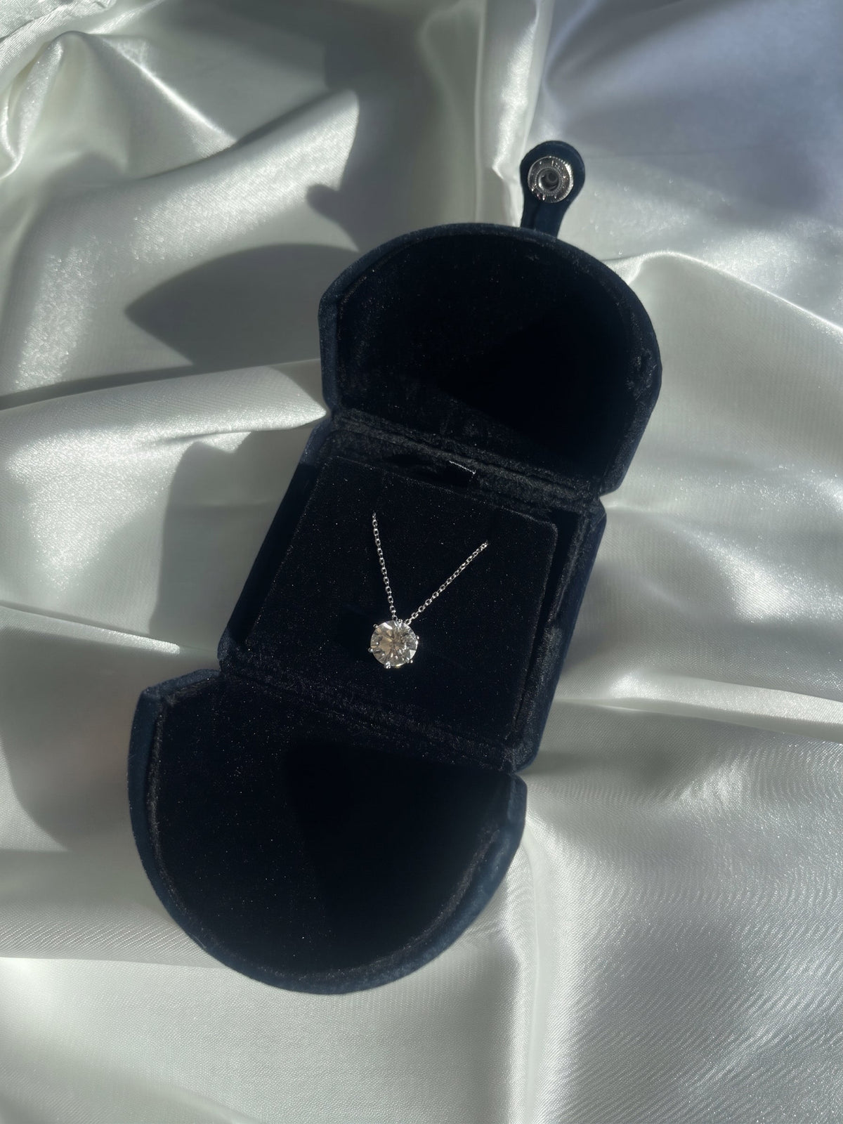 Round diamond pendent necklace