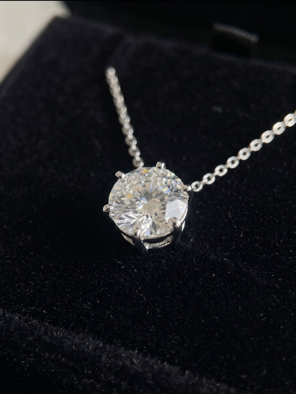 Round diamond pendent necklace