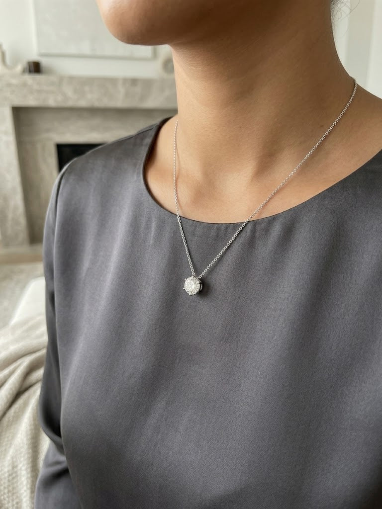 Round diamond pendent necklace